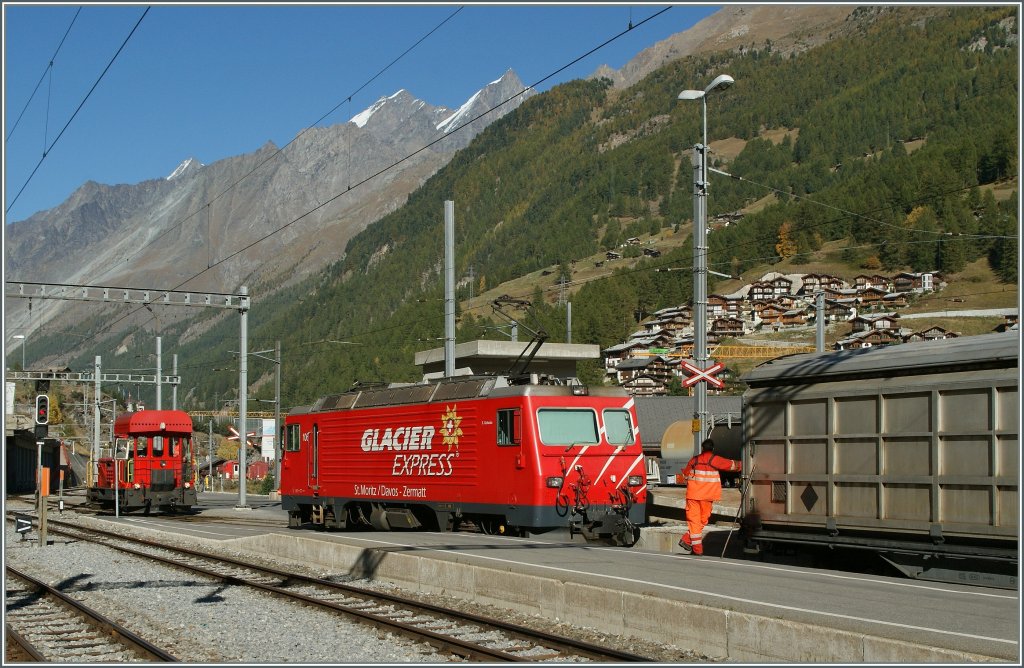 Die MGB HGe 4/4 ist heute im G�terzugsdienst eingeteilt. 
Zermatt, den 4. Okt. 2011