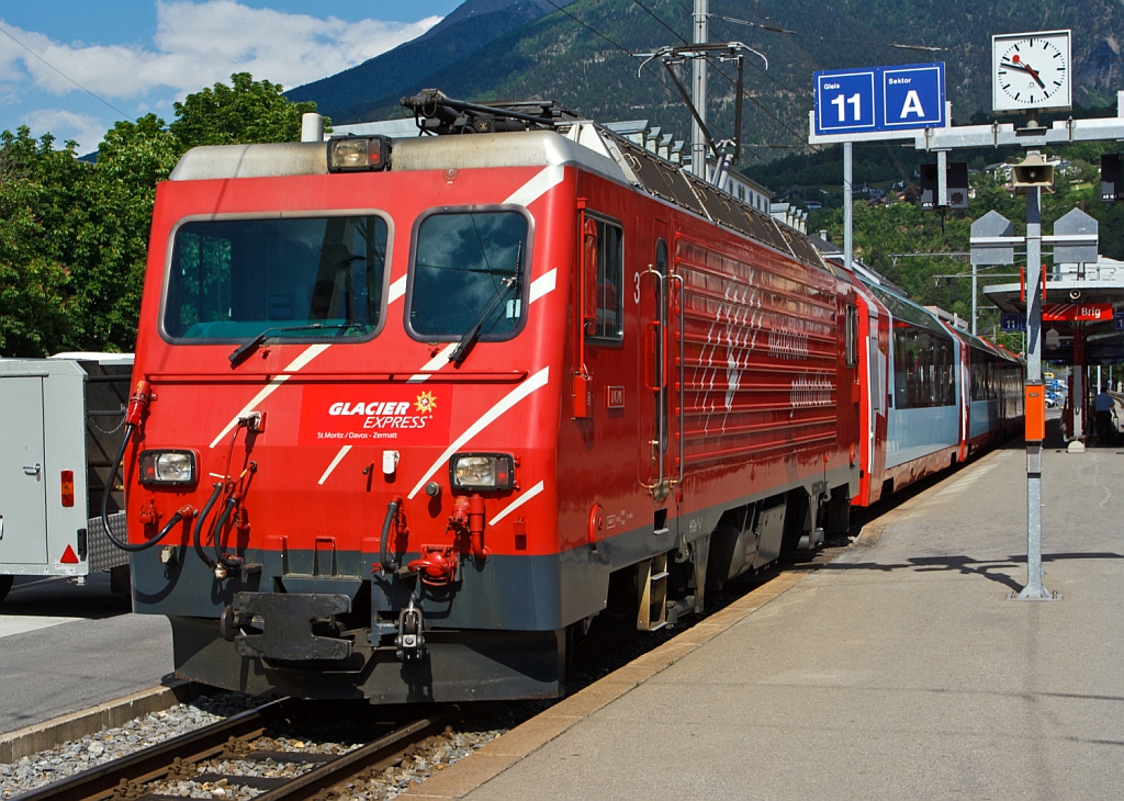 Die MGB HGe 4/4 II - 3   Dom  (ex BVZ 3   Dom ) steht am 28.05.2012 mit Glacier Express im Bahnhof (-vorplatz) Brig. Der Taufname  Dom  bezieht sich auf den in den Walliser Alpen liegenden Berg Dom (4.545 m �. M.). Die HGe 4/4 II ist eine schmalspurige gemischte Zahnrad- und Adh�sions-Lokomotive.