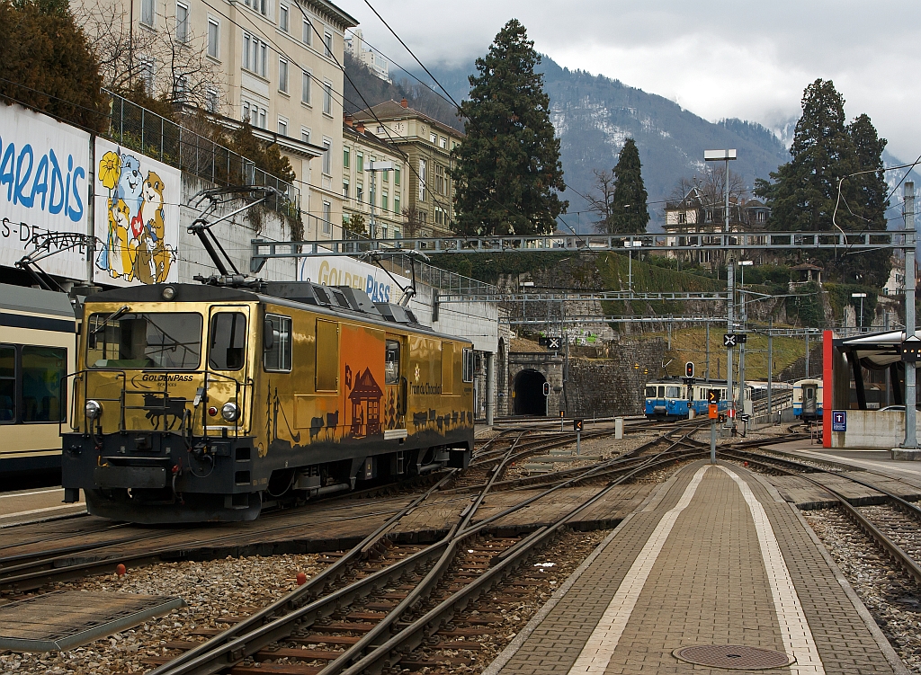 Die MOB (Montreux–Berner Oberland-Bahn) GDe 4/4 6003 f�hrt am 26.02.2012 im Bahnhof Montreux.
Diese Meterspurige Lok (eigenlich ein Gep�cktriebwagen) wurde 1983 von SLM/ABB gebaut, sie hat eine Dauerleistung von 1016 kW, die Achsfolge ist Bo&acute;Bo&acute;. Die Loks der Serie 6001-6004 gelten mit ihrer H�chstgeschwindigkeit von 110 km/h als schnellste Schmalspurloks der Welt. 