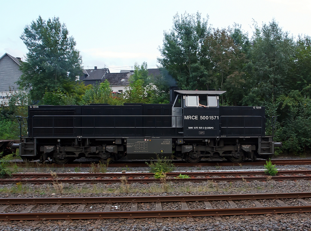 Die MRCE 500 1517 (275 625-2), eine Vossloh G 1206, mit leeren Sammnps Flachwagen (6-achsig) Ganzzug, f�hrt, am 23.08.2011, von Herdorf weiter Richtung Betzdorf. Die Lok wurde 2006 von Vossloh unter Fabriknummer 5001571 gebaut. 