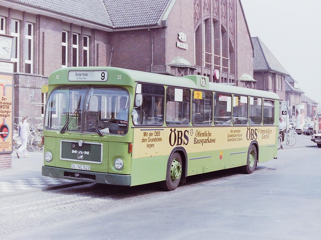 Die �BS-Busse. Bereits im Herbst 1977 folgte Wagen 22. Seine Anordnung der Beschriftung war sozusagen die Urform. Unter dem ersten Fenster:  Mit der �BS den Grundstein legen , unter dem zweiten und vorletzten Fenster die Buchstaben  �BS  fast in voller Breite der Werbefl�che, unter Fenster Nr. 3 voll ausgeschrieben  �ffentliche Bausparkasse , gefolgt von  Wir vermitteln Grundst�cke, H�user, Gewerbliche Objekte  unter Fenster 4 und 5. Am Ende war noch zu lesen  Immobilien GmbH . Zu sehen ist der Bus hier ebenfalls am Hauptbahnhof im August 1984.