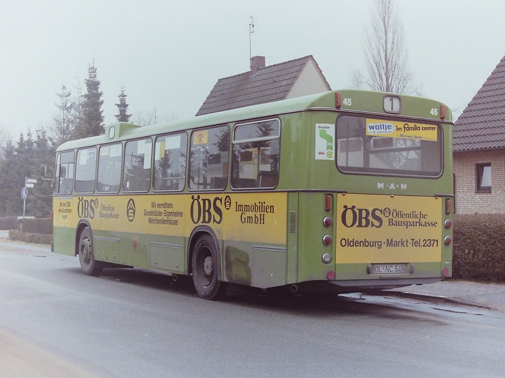 Die �BS-Busse. Nah dran an der Urform von Wagen 22 war die Beschriftung die Wagen 45 erhielt. Wenn nicht in der Mitte das �BS-Logo hinzugekommen w�re. Der Bus steht hier Anfang 1984 in der Leuchtenburger Stra�e.  Oldenburg  diesmal ohne Postleitzahl, ...