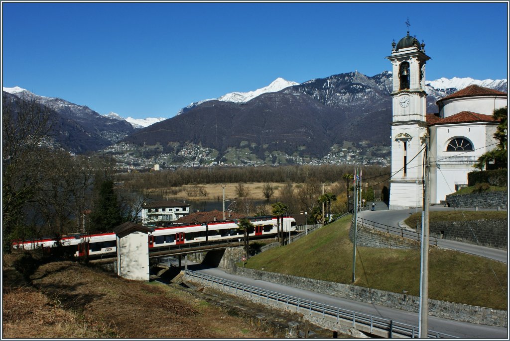 Die S-Bahn 30 Tilo f�hrt an der Kirche von Magadino vorbei nach Cadenazzo.
(21.03.2013) 