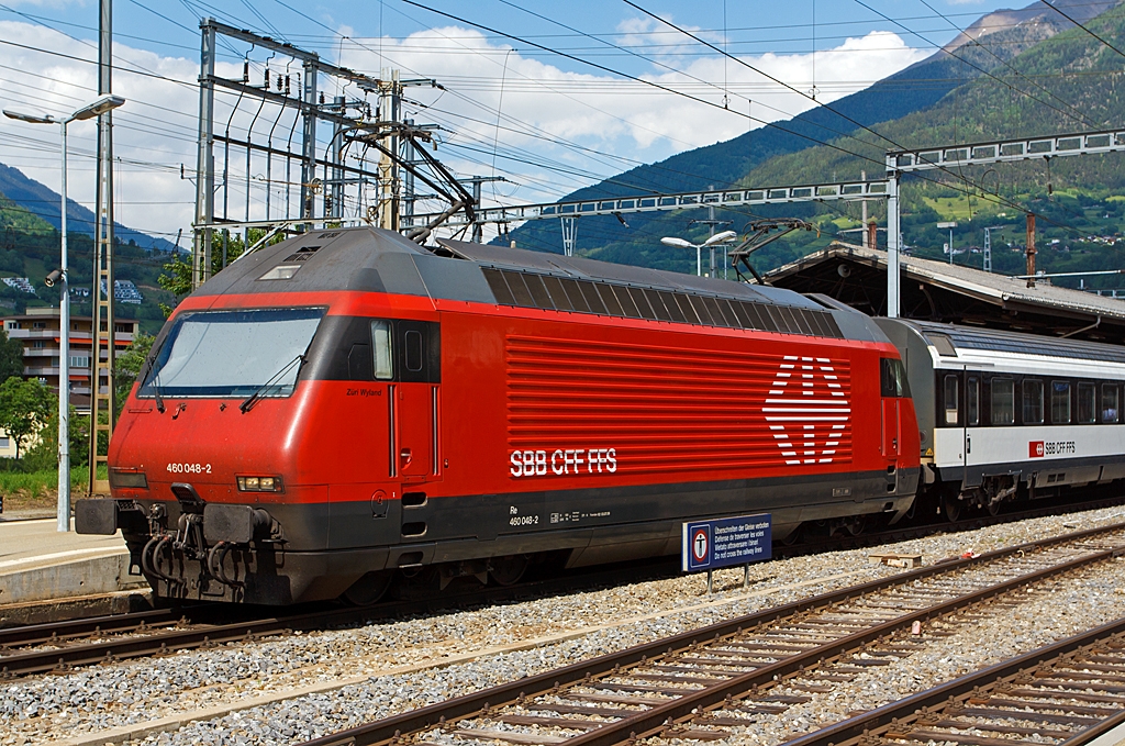 Die SBB Re 460 048-2  Z�ri Wyland  steht mit einem IC am 28.05.2012 im Bahnhof von Brig.
Der Taufname der Lok  Z�ri Wyland  zu deutsch Z�rcher Weinland.