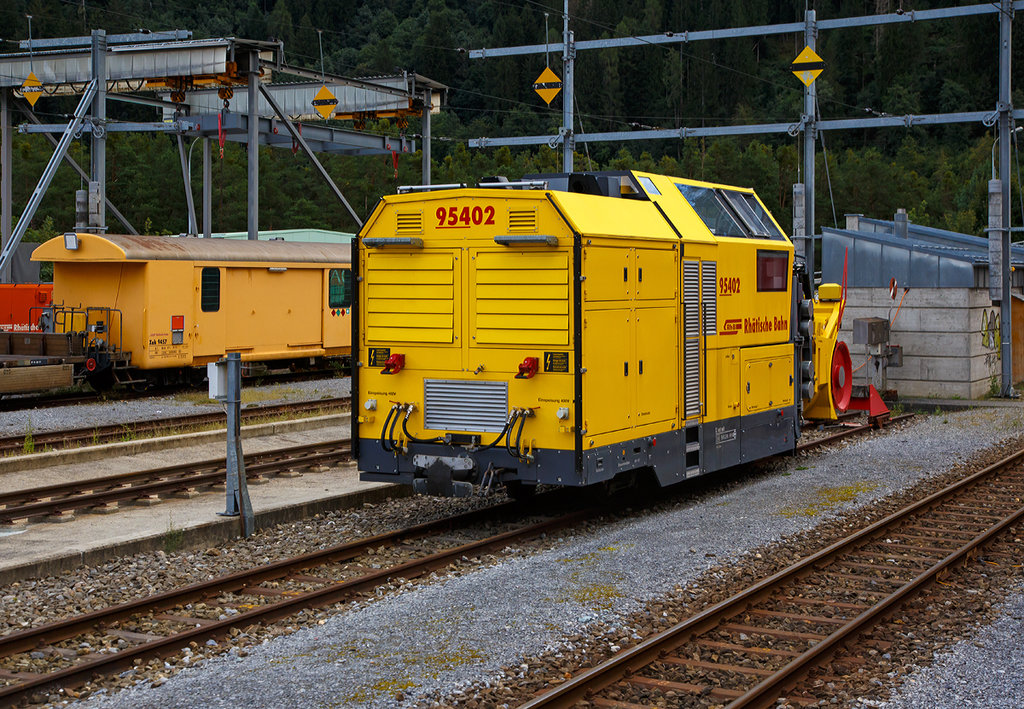 Die Schneefr�se RhB Xrot mt 95402 abgestellt am 12.09.2017 in Thusis, aufgenommen aus einem RhB Zug heraus.

Im Gegensatz zu den �lteren Schneeschleudern, welche mit einem Schleuderrad arbeiteten, wird bei diesen Maschinen mit Fr�swalzen gearbeitet. Die Schneefr�sen verf�gen �ber keinen eigenen Fahrantrieb, sie werden im Einsatz von speziell ausger�steten Triebfahrzeugen geschoben. Diese werden von den F�hrerst�nden der Fr�sen �ber Kabelverbindungen oder  Funk ferngesteuert. Die Besatzungen bestehen aus mindestens einem Triebfahrzeugf�hrer und einem Maschinisten, welcher die Fr�saggregate bedient.

Die beiden Bernina-Fr�sen erreichen als Maximalwerteeine R�umbreite von 6 m (in 2 Durchg�ngen) und eine R�umh�he von 4,6 m ab Schienenoberkante. Die  R�umleistung der 30 Tonnen schweren Fahrzeuge betr�gt 8.500 Tonnen pro Stunde.
Die beiden f�r das Stammnetz vorgesehenen Schneer�umfahrzeuge sind je 24 Tonnen schwer und erreichen eine R�umleistung von je 3.500 Tonnen pro Stunde. Die maximale R�umbreite liegt bei 5,8 m (in 2 Durchg�ngen)  die maximale R�umh�he bei 3,2 m ab Schienenoberkante.

Als Besonderheit ist bei allen Maschinen eine hydraulische  Hub- und Wendevorrichtung eingebaut (die Fahrzeuge besitzen nur eine Zug- und Sto�vorrichtung am Heck). So k�nnen sie ohne gro�en Aufwand in die entsprechende R�umrichtung gebracht werden.


TECHNISCHE DATEN Xrot mt 954 01 und 954 02 (f�r Stammnetz)
Hersteller: ZAUGG AG, EGGIWIL
Spurweite: 1.000 mm
Anzahl der Achsen: 2
L�nge �ber Puffer: 10.000 mm
H�he: 3.780 mm
Breite: 2.700 mm
Dienstgewicht: 24 t
Gr��te R�umbreite im 1. Durchgang: 3.400 mm
Gr��te R�umbreite in 2 Durchg�ngen: 5.800 mm
Gr��te R�umh�he �ber SOK: 3.170 mm
Hauptdieselmotor:  16 Liter 8 Zylinder Mercedes-Benz Dieselmotor mit 440 kW Leistung
Hilfsdieselmotor: Hatz 1D81C 10kVA
Inhalt Dieseltank: 2.600 Liter
maximale R�umleistung: 3.500 t/h
Wurfweite: 18 ... 40 m
Geschwindigkeit geschleppt max.:  60 km/h (kein Eigenantrieb)

TECHNISCHE DATEN Xrot mt 954 03 und 954 04 (f�r Berninabahn)
Hersteller: ZAUGG AG, EGGIWIL
Spurweite: 1.000 mm
Anzahl der Achsen: 2
L�nge �ber Puffer: 10.240 mm
H�he: 3.780 mm
Breite: 3.000 mm
Dienstgewicht: 30 t
Gr��te R�umbreite im 1. Durchgang: 3.600 mm
Gr��te R�umbreite in 2 Durchg�ngen: 6.000 mm
Gr��te R�umh�he �ber SOK: 4.630 mm
Hauptdieselmotor: 2 St�ck 16 Liter 8 Zylinder Mercedes-Benz Dieselmotor mit 440 kW Leistung
Hilfsdieselmotor: Hatz 1D81C 10kVA
Inhalt Dieseltank: 2.600 Liter
maximale R�umleistung: 8.500 t/h
Wurfweite: 18 ... 40 m
Geschwindigkeit geschleppt max.:  60 km/h (kein Eigenantrieb)
