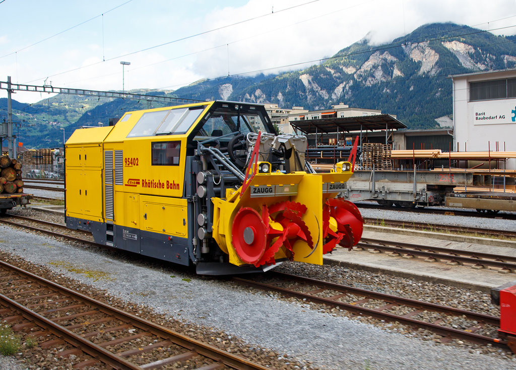 Die Schneefr�se RhB Xrot mt 95402 abgestellt am 12.09.2017 in Thusis, aufgenommen aus einem RhB Zug heraus.

Im Gegensatz zu den �lteren Schneeschleudern, welche mit einem Schleuderrad arbeiteten, wird bei diesen Maschinen mit Fr�swalzen gearbeitet. Die Schneefr�sen verf�gen �ber keinen eigenen Fahrantrieb, sie werden im Einsatz von speziell ausger�steten Triebfahrzeugen geschoben. Diese werden von den F�hrerst�nden der Fr�sen �ber Kabelverbindungen oder  Funk ferngesteuert. Die Besatzungen bestehen aus mindestens einem Triebfahrzeugf�hrer und einem Maschinisten, welcher die Fr�saggregate bedient.

Die beiden Bernina-Fr�sen erreichen als Maximalwerteeine R�umbreite von 6 m (in 2 Durchg�ngen) und eine R�umh�he von 4,6 m ab Schienenoberkante. Die  R�umleistung der 30 Tonnen schweren Fahrzeuge betr�gt 8.500 Tonnen pro Stunde.
Die beiden f�r das Stammnetz vorgesehenen Schneer�umfahrzeuge sind je 24 Tonnen schwer und erreichen eine R�umleistung von je 3.500 Tonnen pro Stunde. Die maximale R�umbreite liegt bei 5,8 m (in 2 Durchg�ngen)  die maximale R�umh�he bei 3,2 m ab Schienenoberkante.

Als Besonderheit ist bei allen Maschinen eine hydraulische  Hub- und Wendevorrichtung eingebaut (die Fahrzeuge besitzen nur eine Zug- und Sto�vorrichtung am Heck). So k�nnen sie ohne gro�en Aufwand in die entsprechende R�umrichtung gebracht werden.


TECHNISCHE DATEN Xrot mt 954 01 und 954 02 (f�r Stammnetz)
Hersteller: ZAUGG AG, EGGIWIL
Spurweite: 1.000 mm
Anzahl der Achsen: 2
L�nge �ber Puffer: 10.000 mm
H�he: 3.780 mm
Breite: 2.700 mm
Dienstgewicht: 24 t
Gr��te R�umbreite im 1. Durchgang: 3.400 mm
Gr��te R�umbreite in 2 Durchg�ngen: 5.800 mm
Gr��te R�umh�he �ber SOK: 3.170 mm
Hauptdieselmotor:  16 Liter 8 Zylinder Mercedes-Benz Dieselmotor mit 440 kW Leistung
Hilfsdieselmotor: Hatz 1D81C 10kVA
Inhalt Dieseltank: 2.600 Liter
maximale R�umleistung: 3.500 t/h
Wurfweite: 18 ... 40 m
Geschwindigkeit geschleppt max.:  60 km/h (kein Eigenantrieb)

TECHNISCHE DATEN Xrot mt 954 03 und 954 04 (f�r Berninabahn)
Hersteller: ZAUGG AG, EGGIWIL
Spurweite: 1.000 mm
Anzahl der Achsen: 2
L�nge �ber Puffer: 10.240 mm
H�he: 3.780 mm
Breite: 3.000 mm
Dienstgewicht: 30 t
Gr��te R�umbreite im 1. Durchgang: 3.600 mm
Gr��te R�umbreite in 2 Durchg�ngen: 6.000 mm
Gr��te R�umh�he �ber SOK: 4.630 mm
Hauptdieselmotor: 2 St�ck 16 Liter 8 Zylinder Mercedes-Benz Dieselmotor mit 440 kW Leistung
Hilfsdieselmotor: Hatz 1D81C 10kVA
Inhalt Dieseltank: 2.600 Liter
maximale R�umleistung: 8.500 t/h
Wurfweite: 18 ... 40 m
Geschwindigkeit geschleppt max.:  60 km/h (kein Eigenantrieb)
