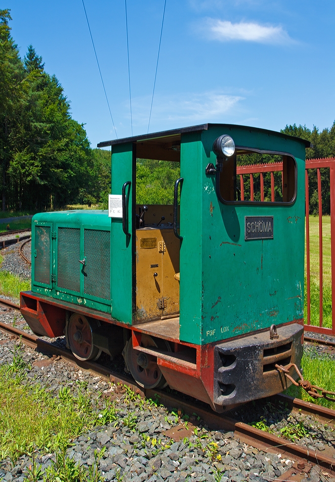 Die Sch�ma CFL 45 DC Feldbahnlokomotive Nr. 15 der FGF (Feld- und Grubenbahnmuseum Fortuna, Solms), abgestellt am 07.07.2013 bei der FGF in Solms-Oberbiel. 

Die Lokomotive wurde1964 von der  Christoph Sch�ttler Maschinenfabrik GmbH  (Sch�ma) in Diepholz unter der Fabriknummer 2832 f�r die Firma Walter Auerbach (Rheinischen Vulkan Schamotte- und Dinaswerke), in der Spurweite 600 mm, gebaut und ausgeliefert, und war zun�chst auf der Tongrube Gro�holbach im Westerwald stationiert. 

Seit 1976 kam sie im Quarzitbruch Leimsfeld (N�he Alsfeld, Hessen) der Didier-Werke zum Einsatz, hier wurde sie auf die Spurweite von 750 mm umgespurt. Zur FGF kam sie dann 1989 und musst wieder auf 600 mm zur�ckgespurt werden.

Der Motor treibt �ber einen einstufigen Drehmomentwandler ein hydraulisch bet�tigtes Wendegetriebe mit zwei Fahrstufen an. 

Technische Daten:
Hersteller:  Sch�ma
Fabriknummer:  2832
Baujahr:  1964
Type:  CFL 45 DC
Bauart:  B-dh
Leistung:  48 PS
Dienstgewicht:  6,0 t
L�P:  3.200 mm
Breite:  1.250 mm
H�he:  2.100 mm
Achsstand:  1020 mm
Geschwindigkeit:  16 km/h
Zustand:  betriebsf�hig 
