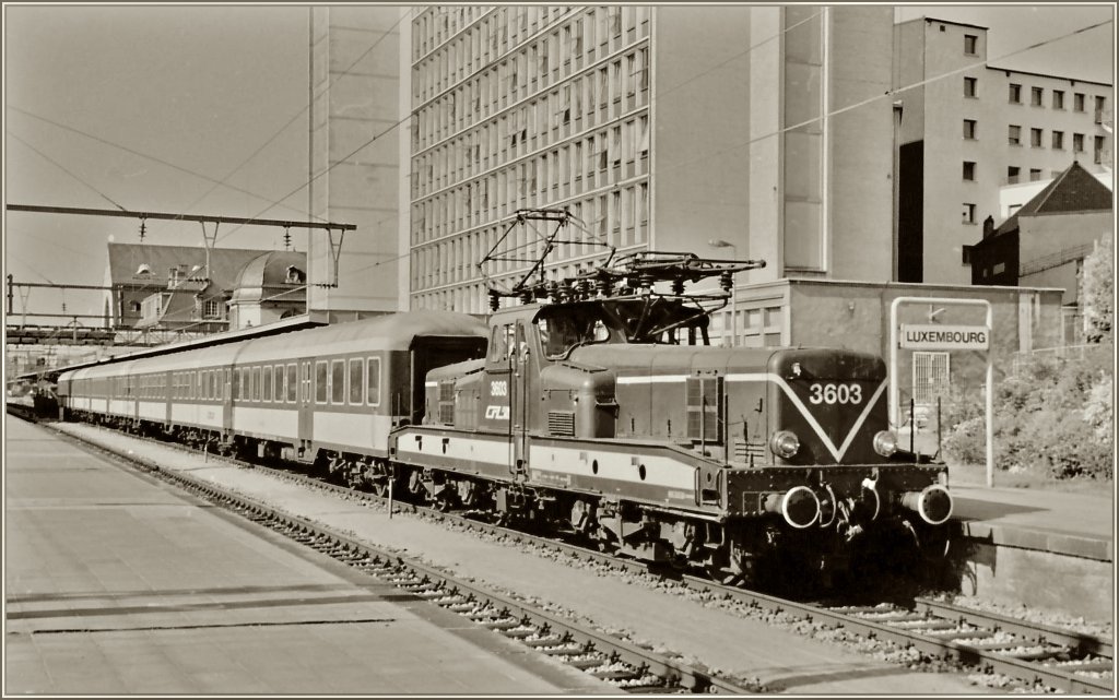 Die S/W Bearbeitung raubt der sch�nen 3603 die typische Farbe, l�sst aber die Nieten gut zur Geltung kommen. 
Gescanntes Negativ. 
Luxembourg, den 13. Mai 1998