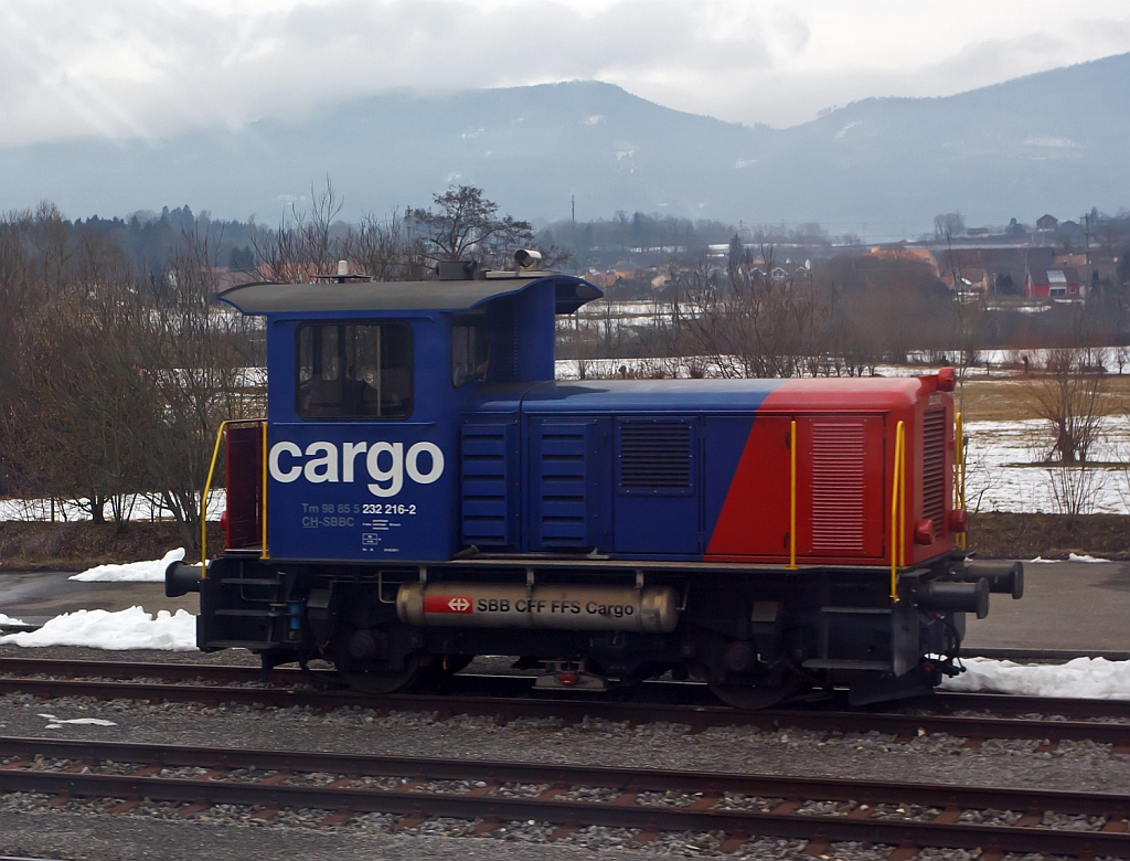 Die Tm 232 216-2 (der SBB Cargo, konnte ich am 25.02.2012, aus einem fahrenden IC, bei Olten aufnehmen. 
Die Tm IV wurde 1975 bei SLM unter der Fabriknummer 5065 gebaut und als Tm IV - 9666 ausgeliefert. Die Remotorisierung und umbezeichnug in Tm 232 216-2 erfolgte 2012, die kompl. NVR-Nummer ist 98 85 5 232 216-2.