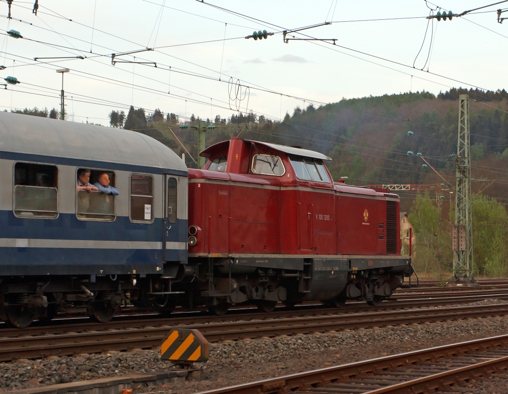 Die V 100 1200 der DGEG leistet Schubhilfe an dem ersten Sonderzug. Hier am 28.04.2012 in Betzdorf/Sieg, der Sonderzug ist auf R�ckfahrt von Gie�en nach K�ln. Die V 100.10 wurde 1962 von Henschel unter der Fabriknummer 30549 gebaut, 1968 erfolgte die Umbezeichnung in 211 200-1, 1995 die Ausmusterung bei der DB.