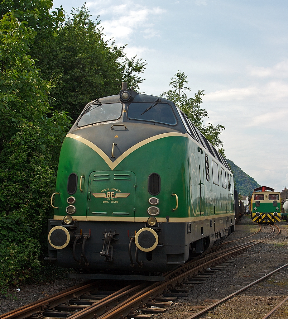 Die V 200 053 der Brohltal-Schmalspureisenbahn Betriebs-GmbH abgestellt auf dem Umladebahnhof am 04.07.2012 in Brohl.
Die V 200.0 wurde 1957 von Krauss-Maffei unter der Fabriknummer 18297 gebaut und als V 200 053 an die Deutsche Bundesbahn ausgeliefert, 1968 erfolgte die Umzeichnung in 220 053 und 1983 die Ausmusterung bei der DB. Im Jahr 1986 wurde sie an die SBB verkauft, die sie durch die Regentalbahn AG aufarbeiten lies und 1988 als Am 4/4 18466 in Dienst stellte, bis sie dort wieder 1996 ausgemustert wurde. Dann 1997 kam sie zu den Eisenbahnbetriebe Mittlerer Neckar GmbH (EMN), Kornwestheim als 288 und 2002 umgezeichnet in 417 01. Im Januar 2007 ging sie dann an die Brohltal-Eisenbahn als  220 053  

Rechts dahinter die D8 der der Brohltal Eisenbahn (BE), ex Zementfabrik Bonn, ex R.Folgolin, Neuwied. Die Lok ist eine Normalspur Diesellok, und wurde 1972 von Fa. Jung, Kirchen (Sieg) unter der Fabriknummer 14 128 als Typ RK 8 B gebaut. Im Jahr 2005 kam sie zur Brohltalbahn. 
