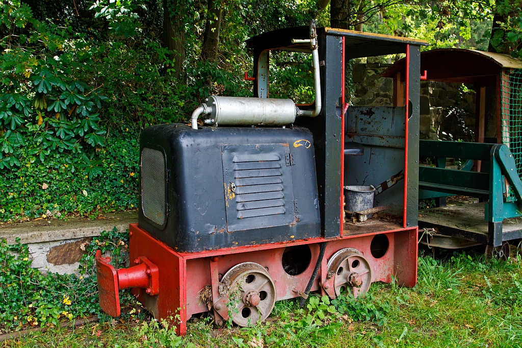 Diese 600 mm Sch�ma Typ CHL 14G steht etwas verborgen in Niederh�vels-Steckenstein (Sieg) herum, hier am 25.08.2012. Die Lok wurde 1962 unter der Fabriknummer 2583 gebaut und K�hlener Torfwerk, Hipstedt-Heinschenwalde  9   geliefert. Sie hat eine Leistung von 14 PS und ein Gewicht von 2000 kg.