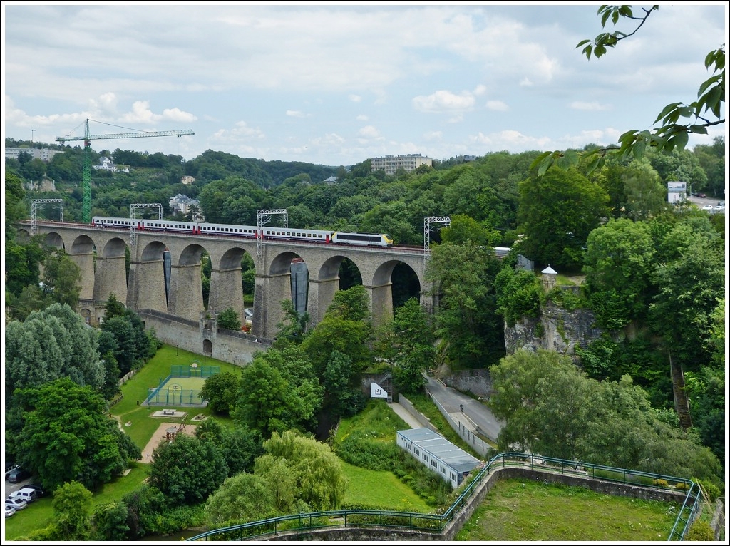 Diese Aussicht auf den Pulverm�hle Viadukt wird nicht durch den Umbau beeintr�chtigt. Der IR 115 Liers - Luxembourg kurz vor dem Erreichen des Endbahnhofs am 03.07.2012. (Jeanny)
