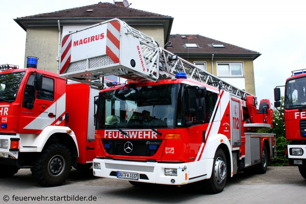 Diese DLK 23/12 (DU FW 3337) auf MB Econic habe ich beim Tag der Offenen T�r der Feuerwehr Duisburg Huckingen am 15.5.2010 aufgenommen.