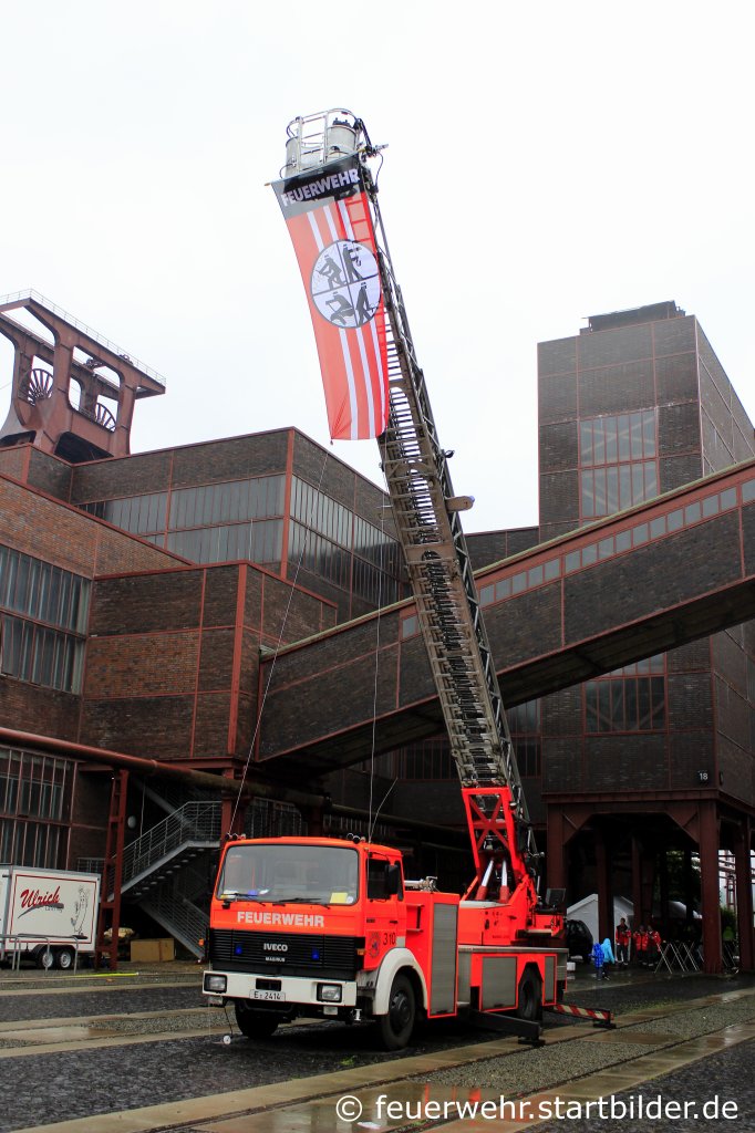 Diese DLK 23/12 (Florian Essen 1-DLK-3) geh�rt zur Feuerwehr Essen.
Die DLK ist Reservefahrzeug auf der Wache 1.
Aufgenommen beim Tdot am 3.6.2012.