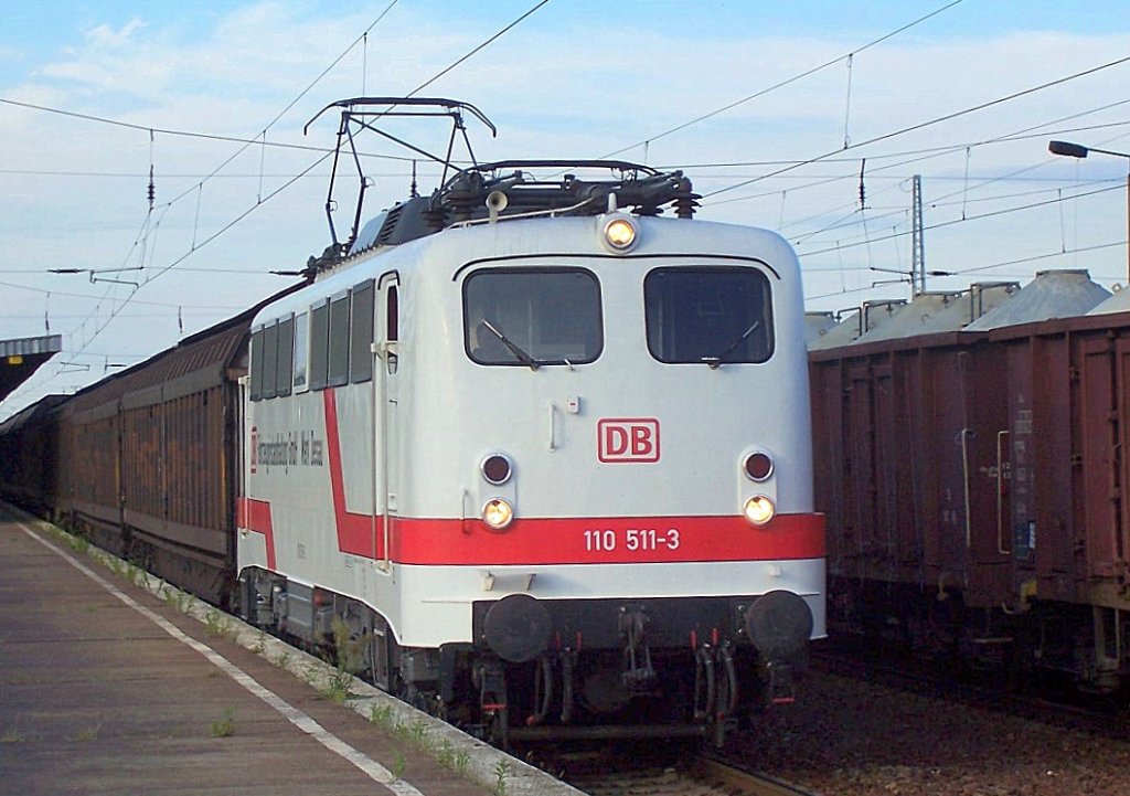 Diese einmalig weie DB 110r, 110 511-3 gehrt zum Fahrzeugbestand des Fahrzeuginstandhaltungswerk Dessau, hier unterwegs mit einem Ganzzug Schiebewandwagen bei der Durchfahrt im Bhf. Flughafen Berln-Schnefeld, Sommer 2008. 