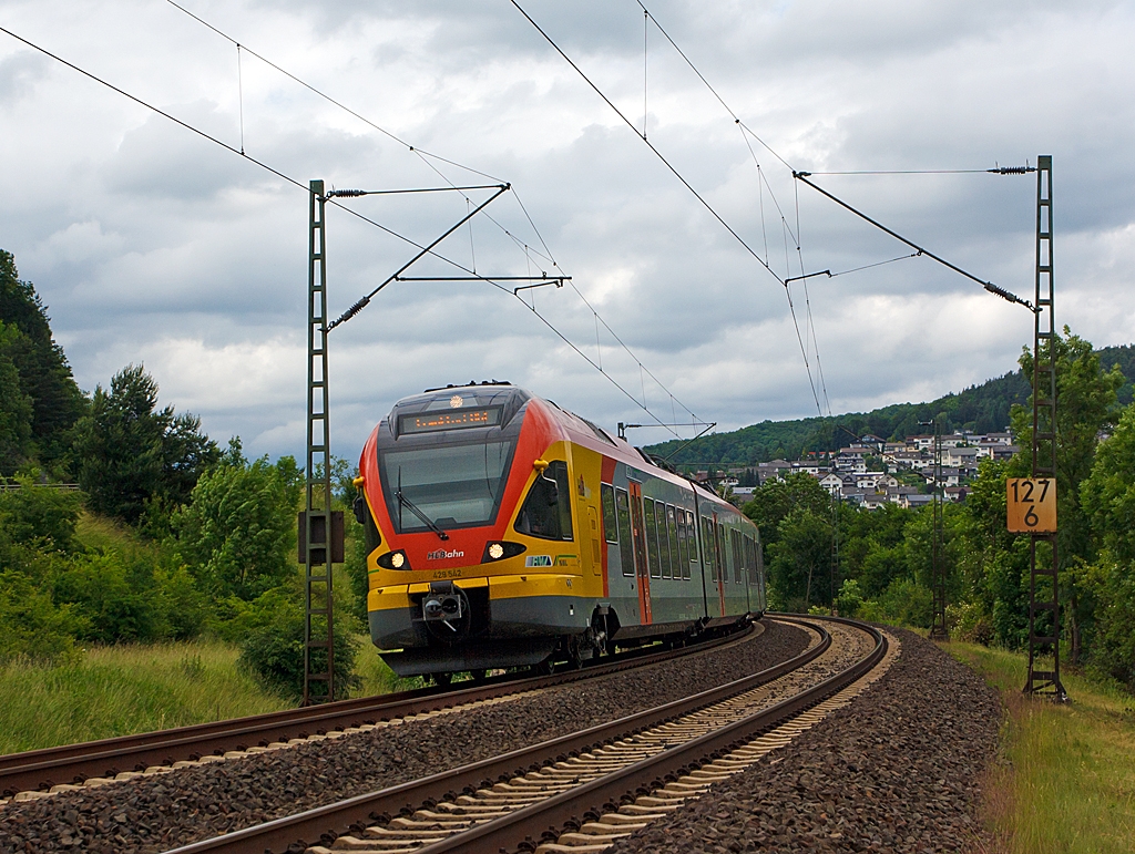 Diese Fotostelle hatte ich schon mal Anfang April getestet nur heute war hier das Licht nicht so gut...
 
Ein 5-teiliger Flirt 429 542 / 042 der HLB (Hessischen Landesbahn) als RE99 / RE 40 Siegen - Gie�en - Frankfurt Hbf, f�hrt hier am 22.06.2013 kurz hinter Dillenburg-Niederscheld auf der Dillstrecke (KBS 445 bei km 127,6) weiter in Richtung Gie�en.

Die Linie verkehrt in NRW als RE 99 und im Gebiet des Rhein-Main-Verkehrsverbundes in Hessen als RE 40. Von Siegen f�hrt der Regional-Express �ber die Dillstrecke bis Gie�en, wo er montags bis freitags mit einem Fl�gelzug aus Marburg zusammengekoppelt und f�hrt dann nach einem Fahrtrichtungswechsel �ber die Main-Weser-Bahn weiter nach Frankfurt (Main) Hauptbahnhof.
