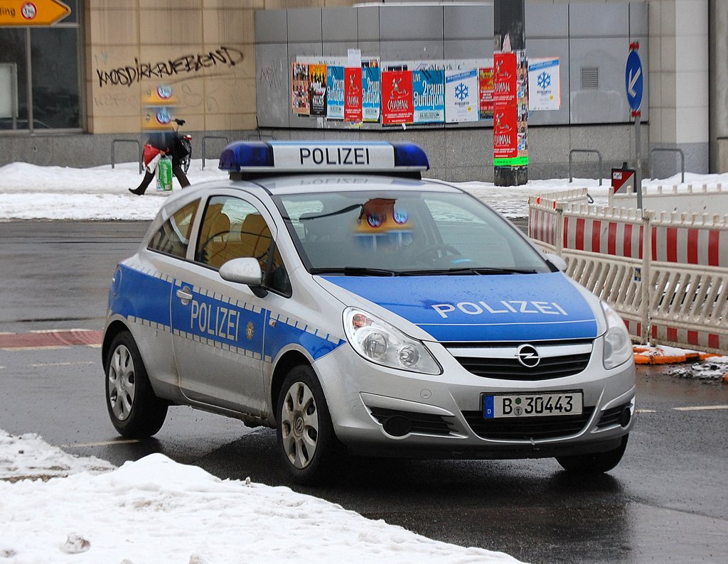 Diese kleinen blauen Opel Corsa sind die Fahrzeuge der Berliner Polizei fr den speziellen Objektschutz, 13.02.10 Berlin-Pankow. 