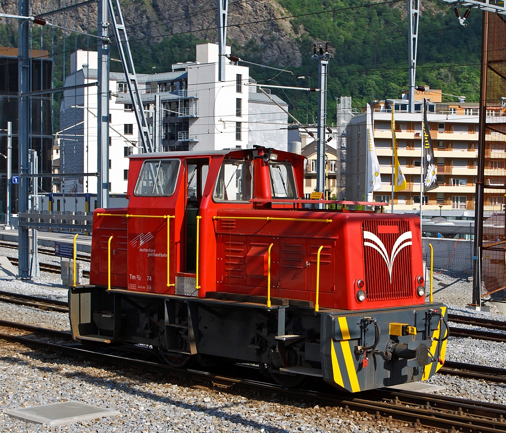 Diesel-Rangiertraktor Tm 2/2 74 der MGB (Matterhorn Gotthard Bahn), (ex BVZ 74, ex DB 333 901-7, ex Kerkerbachbahn, Limburg (Lahn)  18   ) am 28.05.2012 in Visp. Die Lok wurde 1958 bei Ruhrthaler (M�lheim/Ruhr) unter der Fabrik-Nr. 3574  als Typ D 250 VK/V  (1000 mm Spur), f�r die Kerkerbachbahn, Limburg (Lahn) als  18   gebaut, dort wurde sie schon 1961 umgespurt auf 1.435 mm. Nach einstellung der Kerkerbachbahn ging sie an die DB als 333 901-7, wo sie dann im Mai 1979 augemustert wurde. Nach mehreren Stationen in Deutschland wurde sie dann 1991 von der BVZ gekauft und wieder auf 1000 mm umgespurt und unter der Betr.-Nr. 74 eingesetzt.