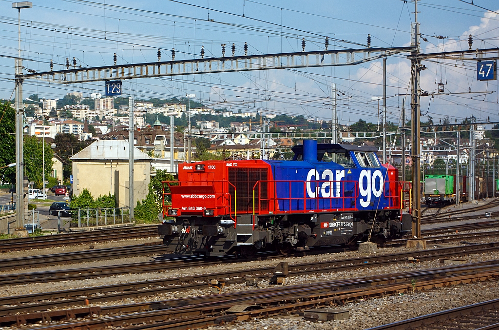 
Diesellok Am 843 060-5 (MaK 1700) der SBB Cargo, hier am 25.05.2012 beim Bahnhof Lausanne, aufgenommen aus einem fahrenden ICN. 
Die Lok wurde 2004 unter der Fabrik-Nr. 1001400 bei Vossloh in Kiel (ehem. MaK) gebaut. 
Die Am 843 verf�gt �ber einen Mikropartikelfilter und gilt als eine der saubersten Diesellokomotiven. 
Die Am 843 basiert auf den dieselhydraulischen Standardlokomotiven des Typs G 1700-2 BB des Kieler Schienenfahrzeugherstellers Vossloh, ist aber im Gegensatz zur Standard-Version auf den in der Schweiz �blichen Linksverkehr ausgelegt.
