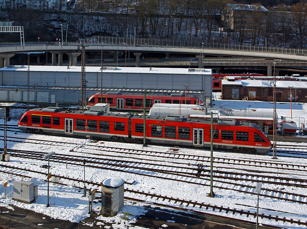 Dieseltriebwagen 648 201 / 701 (Alstom Coradia LINT 41) der DreiL�nderBahn rangiert am 10.02.2013 beim Hbf Siegen.
Dahinter etwas verdeckt ein abgestellter LINT 27.
Der LINT (Leichter Innovativer Nahverkehrstriebwagen) war eine Entwicklung von Linke-Hofmann-Busch (LHB) in Salzgitter. Diese wurde 1994/1995 vom franz�sischen GEC-Alstom-Konzern �bernommen, wo der LINT innerhalb der CORADIA-Familie vermarktet wird, wobei sie immer noch in Salzgitter gebaut werden.