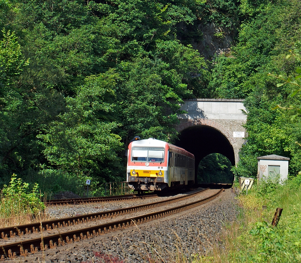 
Dieseltriebzug  628 677-7 / 928 677-4 Daadetalbahn der Westerwaldbahn (WEBA) hat am 03.07.2012 gerade den Alsdorfertunnel verlassen. Er f�hrt die Strecke Betzdorf-Daaden, auf der KBS 463 (Daadetalbahn). Rechts verl�uft die Hellertalbahn (KBS 462) �ber Herdorf nach Haiger.