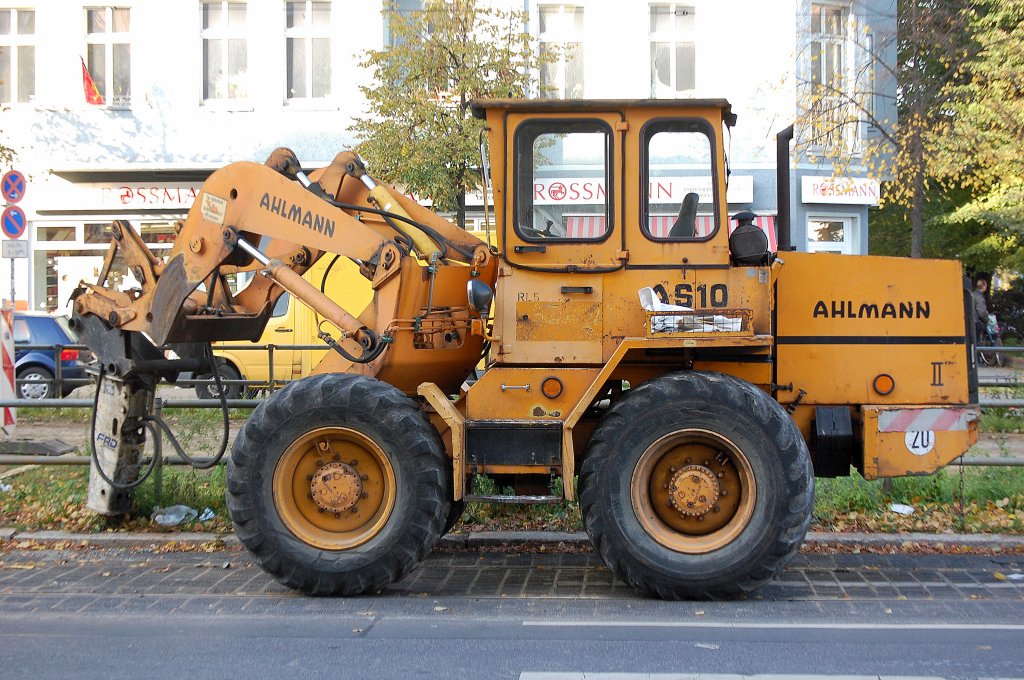 Dieser ltere AHLMANN AS10 Radlader mit Bohrhammeraufsatz steht schon seit lngerem Berlin Schnhauser Allee bei den Arbeiten an der Tram-Bahnstrecke, 23.10.10