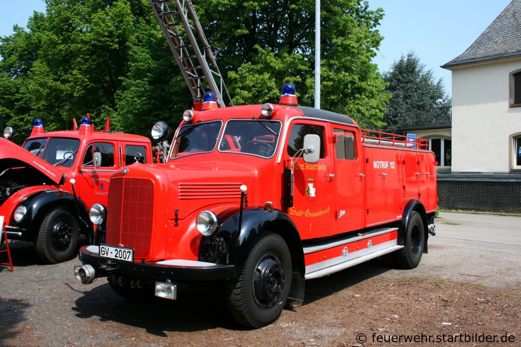 Dieser Oldtimer stand mal im Einsatzdienst der Feuerwehr Grevenbrioch.
Jetzt genie�t er seine Rente.
Aufgenommen in Grevenbroich am 30.4.2011.