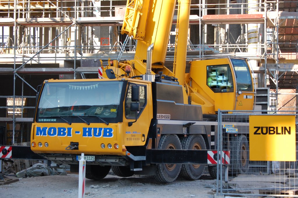 Diesmal ein MOBI-HUB 4-Achs Liebherr Fahrzeugkran beim einsetzen von Betontreppen im Robau gegenber dem S-Bhf. Berlin-Pankow, 03.02.12