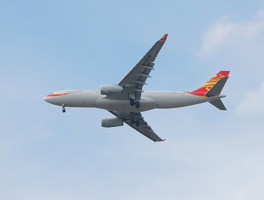 Direkt aus Peking kommt die Hainan Ailines mit Airbus A330-243 (B-6116) beim Landeanflug Flughafen Berlin-Tegel am 30.06.10 ber Berlin-Pankow. 