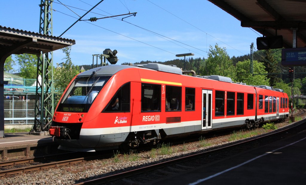 Diseltriebwagen 648 203 / 648 703 (LINT41) der 3-L�nder-Bahn (RB95) kommt von Siegen und f�hrt am 08.05.2011 in den Bahnhof Betzdorf/Sieg.
