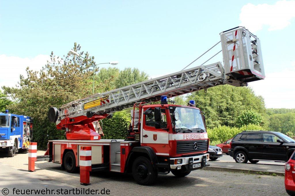 DLK 23/12 (1/33/4) der FF Neuss Norf.
Das Fahrzeug wurde von Camiva aufgebaut.
Aufgenommen beim Tdot der FF Rosellen am 13.5.2012.