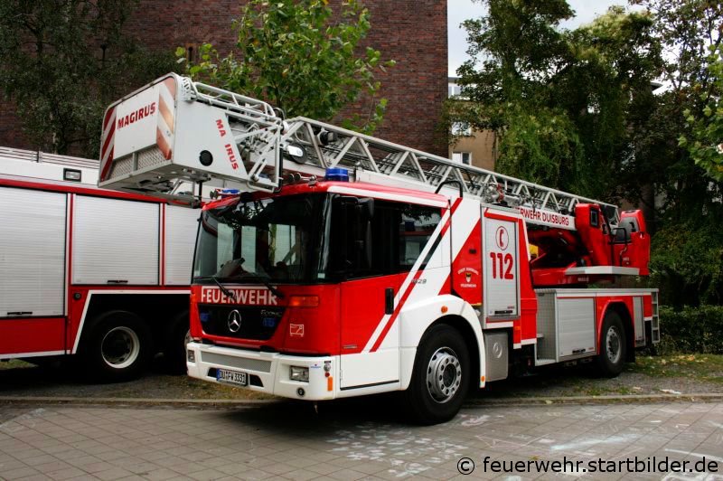 DLK 23/12 (DU FW 3331) auf MB Econic.
Aufgenommen im Sommer 2009 in Duisburg.
