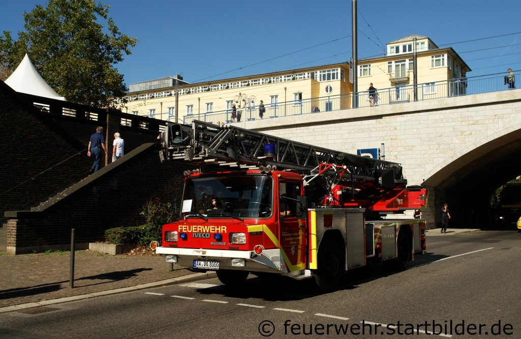 DLK 23/12 der Feuerwehr Altenahr.
Diese Drehleiter Baujahr 1987 ist seit Anfang 2011 bei der Feuerwehr Altenahr im Einsatz.
Sie wurde von der Feuerwehr K�nigswinter �bernommen.
Aufgenommen beim NRW Tag 2011 in Bonn.