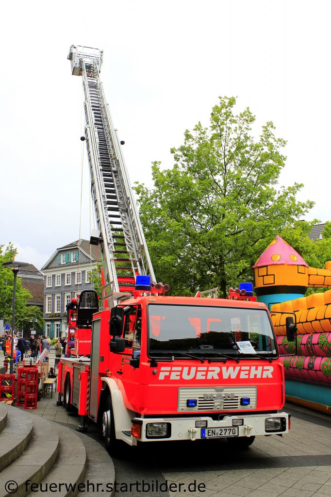 DLK 23/12 der Feuerwehr Schwelm.
Das Fahrzeug ist beim LZ Schwelm Stadt Stationiert.
Aufgenommen beim Tag der Feuerwehr in Schwelm, 16.6.2012.