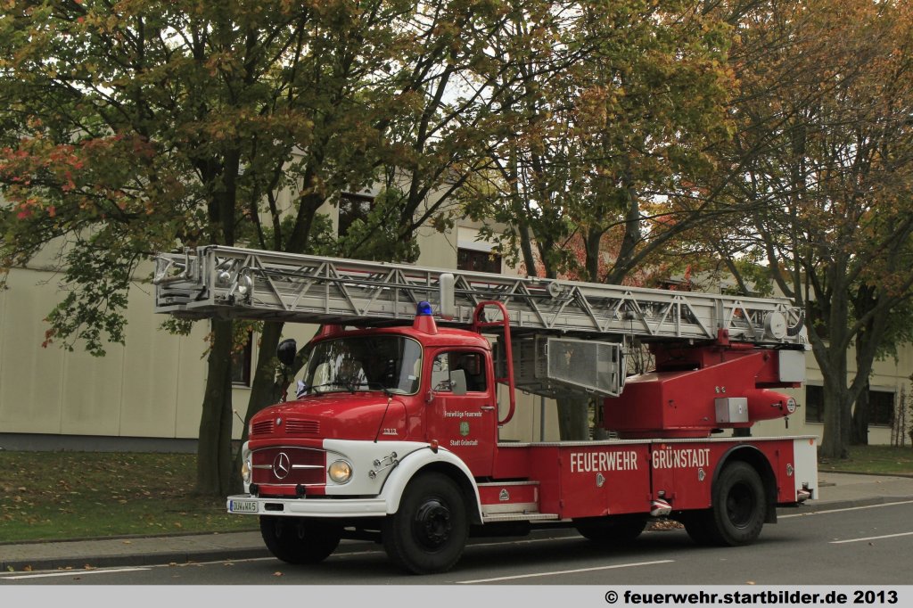 DLK 30 (D�W WA 5) (Florian Gr�nstadt 34).
Das Fahrzeug ist Baujahr 1972.
Aufgenommen beim Jubil�um 50 Jahre LFV-Rheinland-Pfalz in Mainz,6.10.2012.

