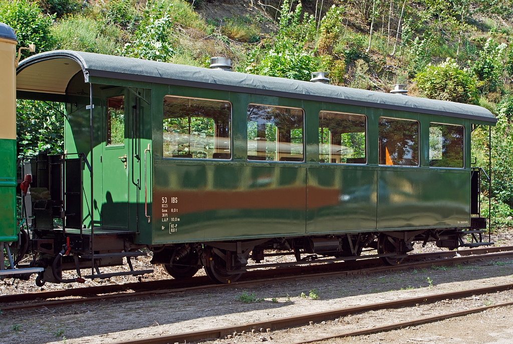 Donnerb�chsen Grossraumwagen 53 der IBS (Interessengemeinschaft Brohltal-Schmalspureisenbahn), abgestellt am 02.09.2012 im Schmalspur-Bahnhof Bohl der Brohltalbahn. Der Grossraumwage der Baureihe C2 wurde 1888 von SIG f�r die Vereinigten Bern-Worb-Bahnen (VBW) gebaut, 1969 ging er zur Museumsbahn Blonay–Chamby, 1977 an die DGEG abgegeben, und sp�ter an die Brohltalbahn weitergereicht.
