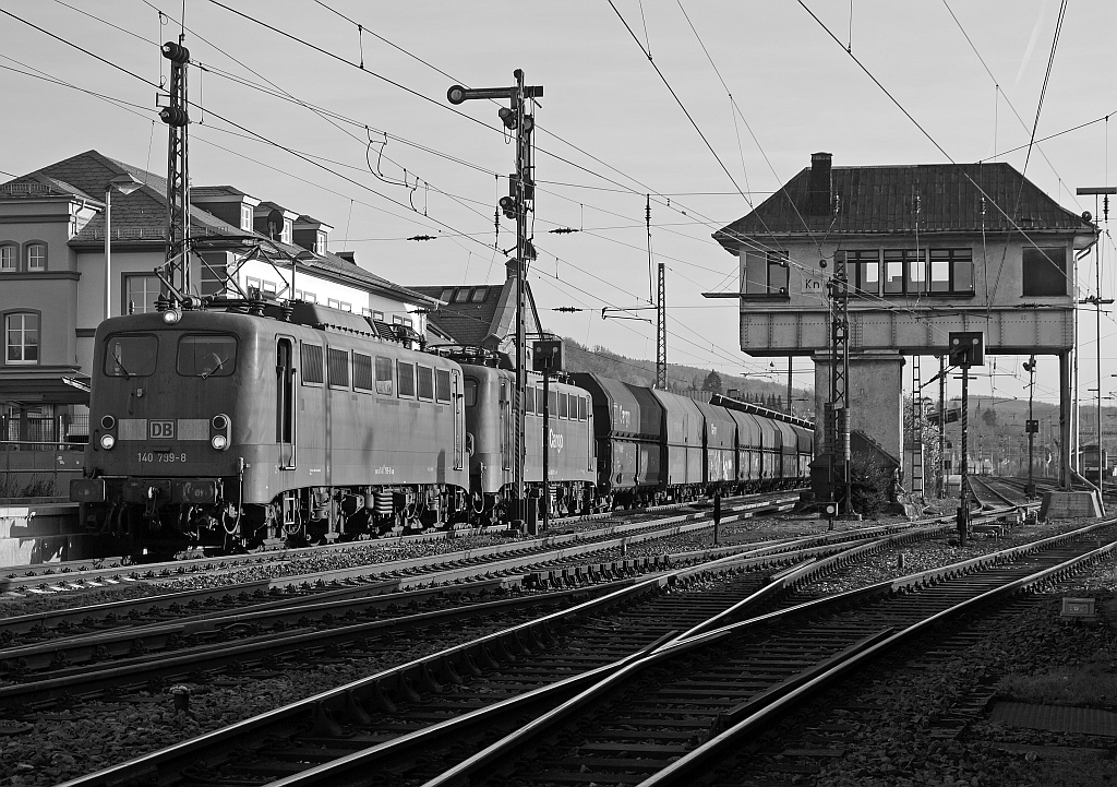 Doppeltraktion  140 799-8 und 140 811-1 mit CIL 48700 von Gro�krotzenburg nach Rotterdam Maasvlakte Oost ein leerer Kohlenzug (Selbsentladewagen), hat hier am 19.11.2011 im Bahnhofbereich Kreuztal Hp 0. Er f�hrt auf der KBS 440 Ruhr-Sieg-Strecke in Richtung Hagen. Im Hintergrund der Bahnhof Kreuztal, rechts das Reiterstellwerk Kreuztal Nord (Kn).