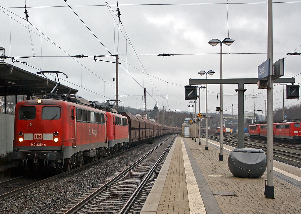 Doppeltraktion 140 838-4 und eine weitere 140er mit CIL 48700 von Gro�krotzenburg nach Rotterdam Maasvlakte Oost ein leerer Kohlenzug (Selbsentladewagen), hier durchf�hrt er am 23.12.2011 den Bahnhof Kreuztal. Er f�hrt auf der KBS 440 Ruhr-Sieg-Strecke in Richtung Hagen. Da es regnete und sehr duster war musste ich hier auf ISO 1600 gehen, aber daf�r geht es doch oder?