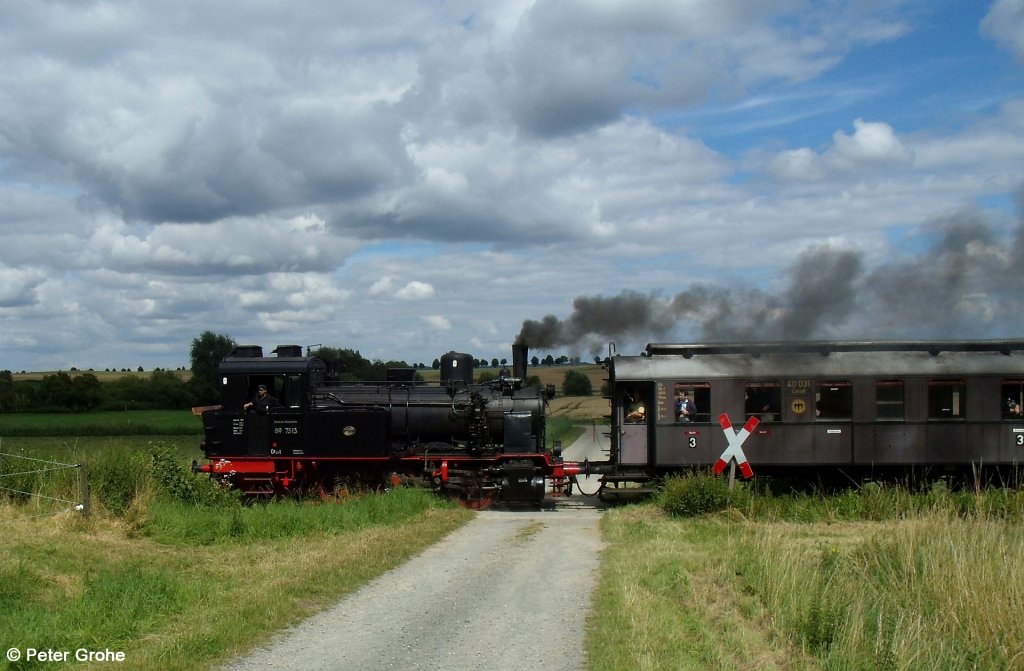 DR 89 7513 (Firma Jung, Jungenthal 1911, Fab.-Nr. 1720) unterwegs mit Sonderzug Derneburg - Bornum, hier beim Passieren eines Bahn�berganges bei Bockenem --> ex KBS 241 Derneburg – Seesen, fotografiert am 22.07.2012