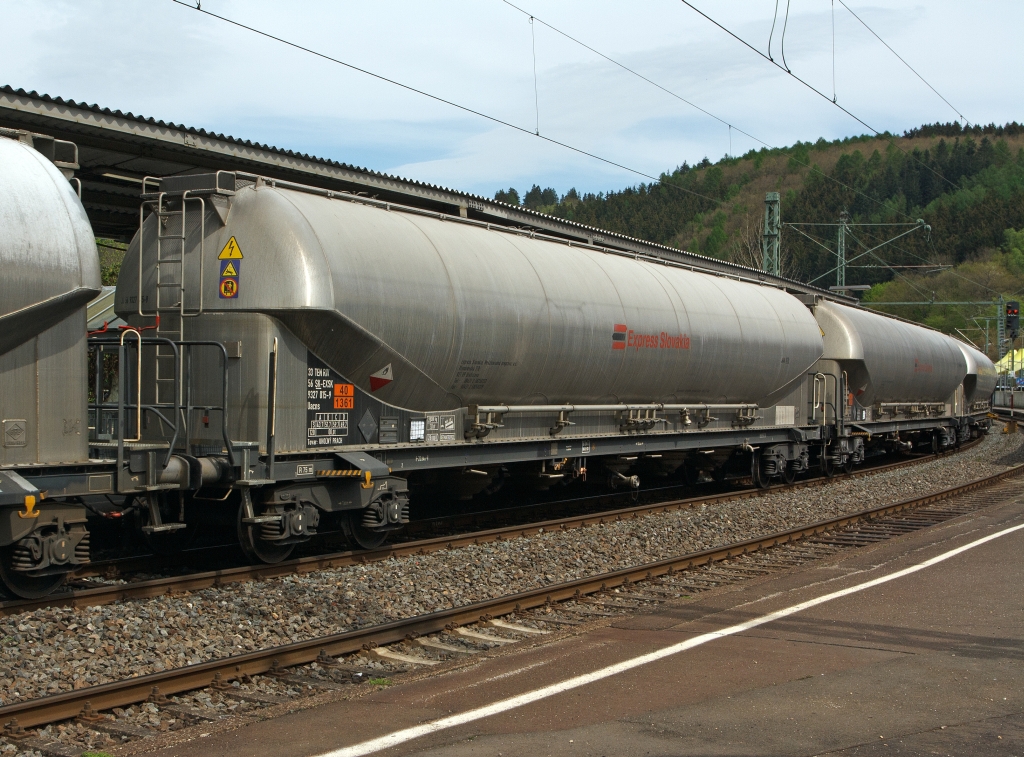 Drehgestell-Staubgutwagen (128 m�-Braunkahlenstaub) Uacns  (33 56 9327 015-9) der slowakischen Firma  Express Slovakai , hier am 30.04.2012 im Zugverbund bei der Durchfahrt im Bf. Betzdorf/Sieg.