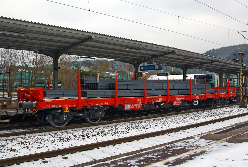 Drehgestellflachwagen mit vier Rads�tzen, mit Rungen und Stirnwandklappen, jedoch ohne Seitenwandklappen, Gattung Rns 674 - 31 80 3505 037-2 der DB Schenker Rail, hier im Zugverbund bei der Durchfahrt durch den Bahnhof Betzdorf/Sieg am 19.01.2013, beladen mit warmgewalzten U und Doppel-T-Profilen.

Das gro�e Kraftpaket mit einer Ladel�nge von 18,5 m dient diese Wagen zur Bef�rderung von schweren, langen Erzeugnissen z.B. wie hier der Eisen- und Stahlindustrie.
L�nge �ber Puffer ist 19,9 m, das Eigengewicht 24,3 t und die maximale Zuladung betr�gt 65,5 t.