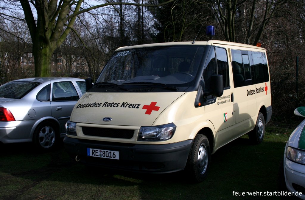 DRK recklinghausen
0/73/2
RE 8016
Ford Transit 100 T300
Aufgenommen auf der Palmkirmes in Recklinghausen, 24.3.2010.