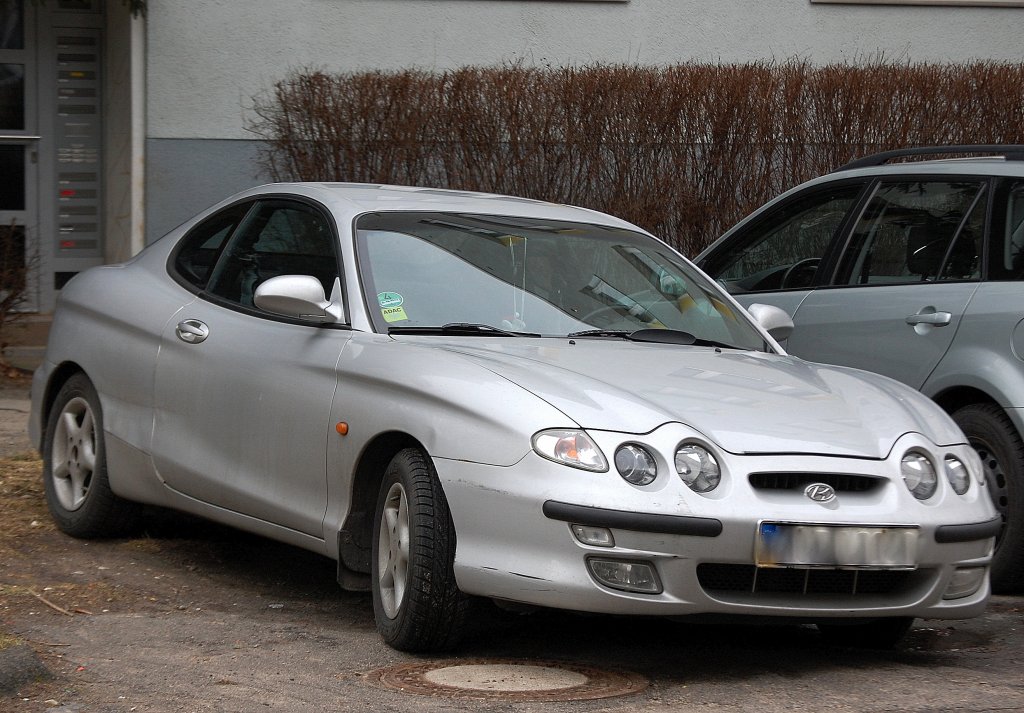 Durchaus ansprechend und auch nicht unbedingt alltglich, das Sportcoup mit dem einfachen Namen Hyundai Coup (Typ RD produziert von 1999-2002), vor allem die Frontbeleuchtung ist sehr gefllig, 22.02.12 Berlin-Pankow.