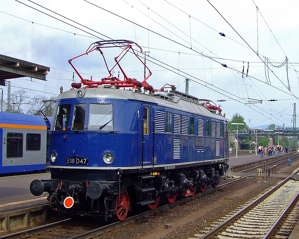 E 18 047 (ex DB 118 047) f�hrt am 01. Mai 2010 durch den Bahnhof Bebra.
Die Lok wurde 1939 bei AEG unter der Fabriknummer 5161 gebaut. 
Die Elektrolokomotiven der Baureihe E 18 (ab 1968 DB-Baureihe 118),  geh�rten zu den schnellsten Elektrolokomotiven der Deutschen Reichsbahn-Gesellschaft (DRG). Sie erreichten eine H�chstgeschwindigkeit von 150 km/h.  Achsanordnung ist 1 Do' 1  
Die Maschine ist im Besitz des Verkehrsmuseums N�rnberg.
