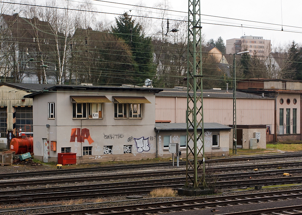 Ehemalige Stellwerk Kreuztal Rangierbahnhof Nord - Krn  am 14.01.2012
Die Inbetriebnahme erfolgte 10.07.1916, die Ausserbetriebnahme am 17.05.2009, da der Bereich des Stellwerks auf elektrisch ortsgestellte Weichen (EOW) umger�stet wurde. Es war ein mechanisches Stellwerk vom Typ Scheidt & Bachmann .