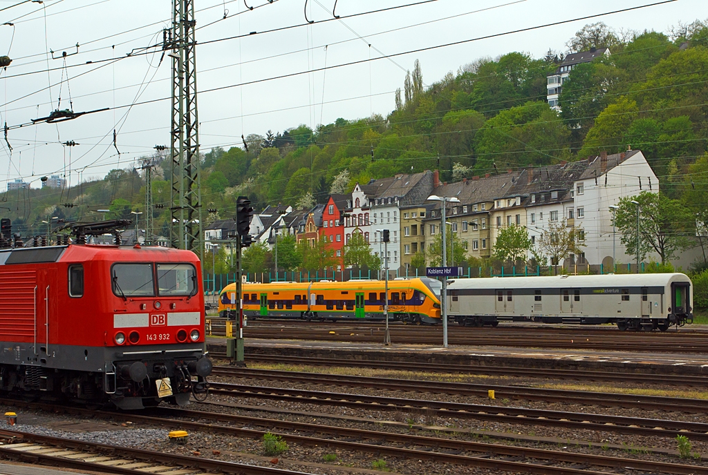 Eigentlich nur ein Sichtungsbild.....(Leider stark von Masten verdeckt)

Ein nagelneuer PESA LINK II mit Schutzwagen der Oberpfalzbahn abgestellt am 28.04.2013 im Hbf Koblenz, aufgenommen aus einem ausfahrenden Sonderzug.

Die Oberpfalzbahn ist eine Marke der Regental-Bahnbetriebs-GmbH, die wiederum zu Netinera geh�rt. Die Oberpfalzbahn f�hrt hierbei den Zugbetrieb im Auftrag der DB Regio Bayern (Noch bis Ende 2014, dann �bernimmt die Regentalbahn GmbH diese Strecken selbst) als Subunternehmen durch. 

Der PESA LINK II (Projektname DMU 120) ist ein Dieseltriebwagen der polnischen Firma PESA. Er wird je nach Kundenwunsch als ein- bis dreiteilige (LINK I-III) sowie vierteilige Variante angeboten.

Diese zweiteiligen Variante hat zwei MTU 6H 1800 R85L Motoren mit einer Leistung von jeweils 390 kW (530 PS). Die Motoren erf�llen die Stage-IIIb-Abgasnorm und beschleunigen die Triebwagen auf bis zu 120 Km/h. 
Weitere Technische Daten (zweiteilig der Oberpfalzbahn)
Achsformel: B'2'B'
L�nge �ber Kupplung (Scharfenberg): 43.730 mm
Sitzpl�tze: 124 (103 feste Sitze, 21 Klappsitze)
Pl�tze f�r Rollstuhlfahrer: 2
Fahrradpl�tze: 6

Auch die Deutsche Bahn und PESA unterzeichneten auf der InnoTrans 2012 einen Rahmenvertrag �ber bis zu 470 PESA Link. Der bis Ende 2018 laufende Vertrag hat ein Volumen von 1,2 Mrd. Euro. Er umfasst ein-, zwei- und dreiteilige Regionalverkehrstriebwagen zum Einsatz bei DB Regio.
