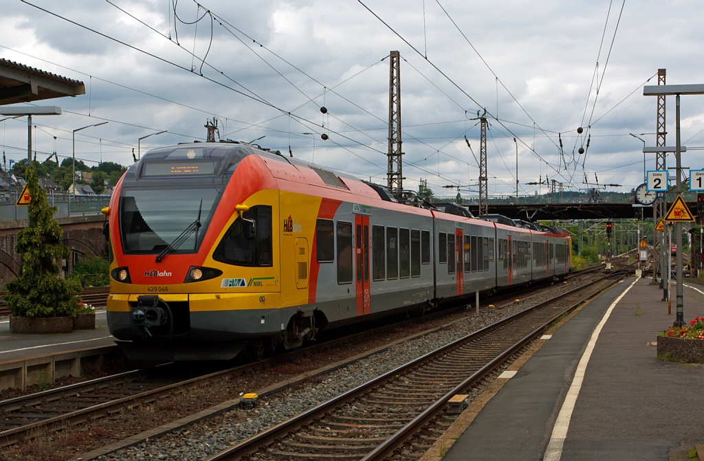Ein 5-teiliger Flirt 429 046 / 546 der HLB (Hessischen Landesbahn) als RE 99 (Main-Sieg-Express) Frankfurt - Gie�en - Siegen f�hrt am 21.07.2012 in den Hbf Siegen ein.
