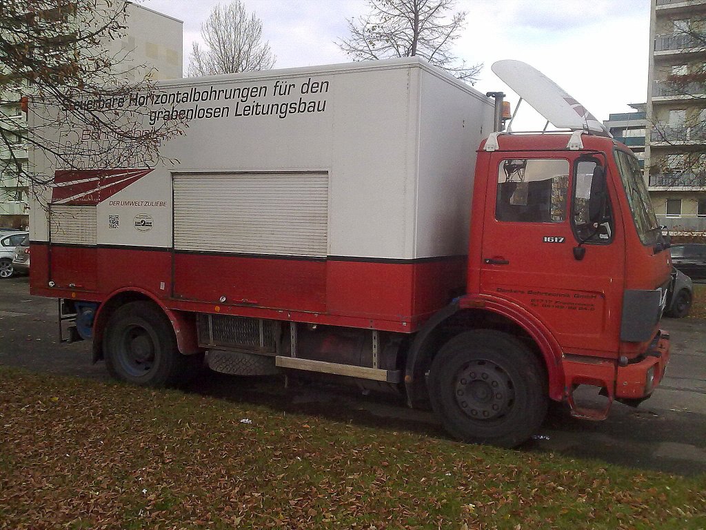 Ein lterer MB 1617 mit Spezialaufbau mit Generator und Bohrleittechnik der Fa. Dankers Bohrtechnik GmbH, 12.11.12 Berlin-Pankow.