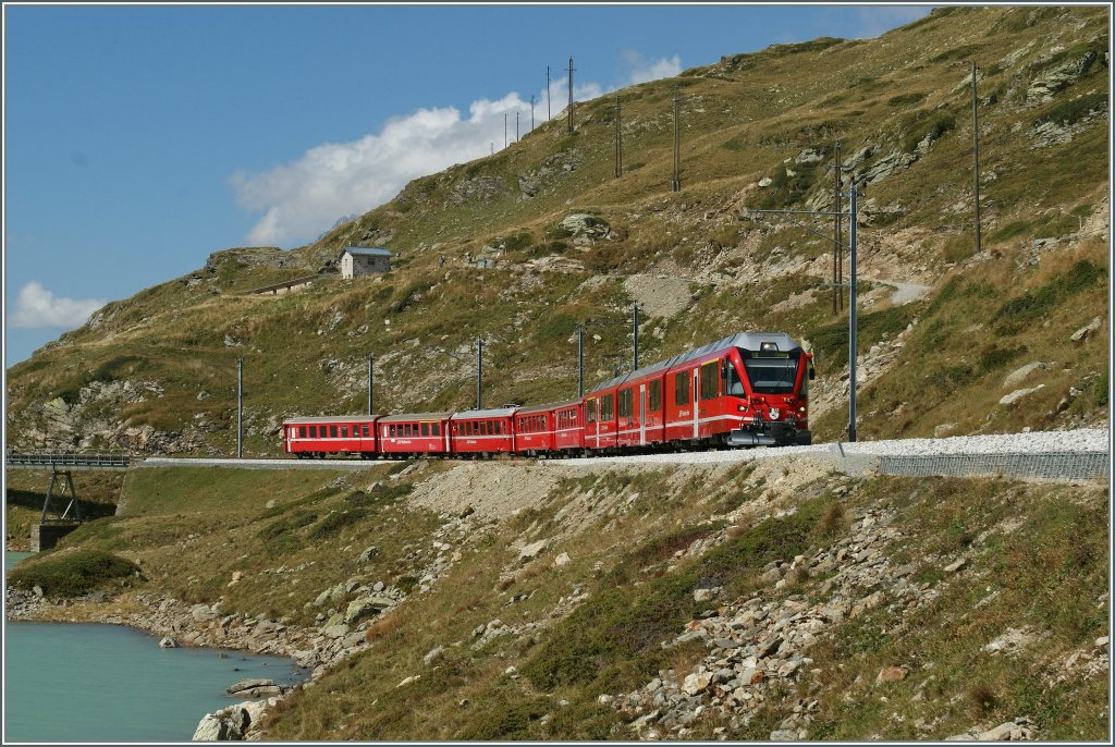 Ein Allegra mit einem Regionalzug kurz nach Bernina Ospizio auf der Fahrt Richtung Alp Gr�m.
10.09.2011